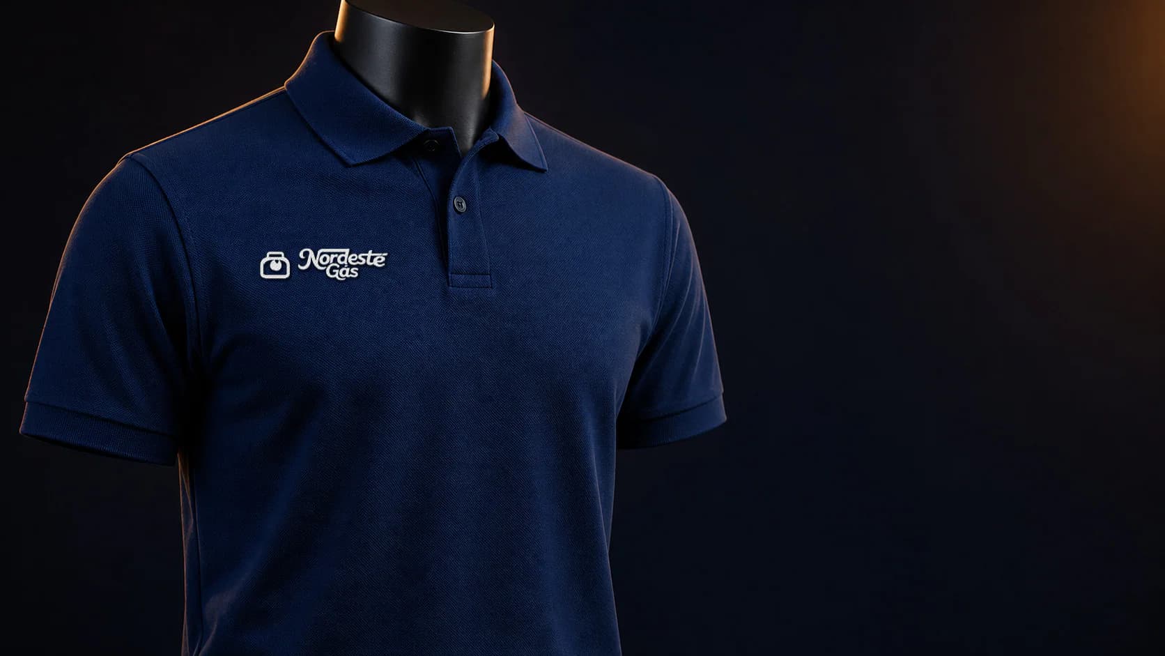 Visualização da nova identidade bordada em uniforme.